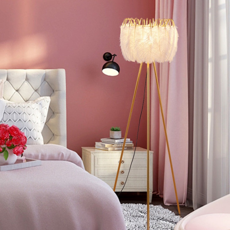 Contemporary Creative Curved Round Natural Feather Iron 1-Light Standing Floor Lamp For Living Room